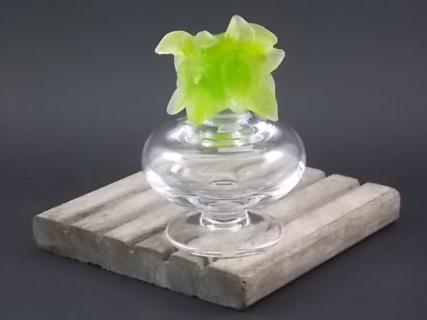 Flacon "Orchidée" en cristal et pâte de cristal moulé Vert clair. Corps rond aplati sur piédouche. De la maison Daum
