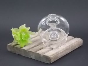 Flacon "Orchidée" en cristal et pâte de cristal moulé Vert clair. Corps rond aplati sur piédouche. De la maison Daum