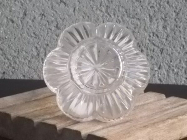 Flacon à Parfum, en Cristal moulé pressé taillé. Forme Sphérique plate, bouchon plat. Col et bouchon émerisé. Base étoilé.