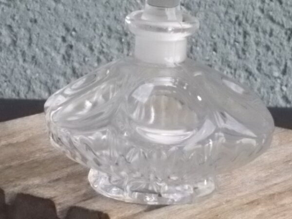 Flacon à Parfum, en Cristal moulé pressé taillé. Forme Sphérique plate, bouchon plat. Col et bouchon émerisé. Base étoilé.