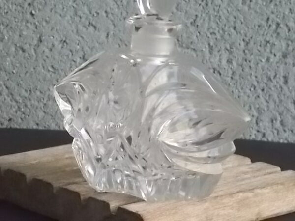 Flacon à Parfum, en verre moulé pressé taillé. Forme hexagonale, bouchon plat. Col et bouchon émerisé. Base étoilé.