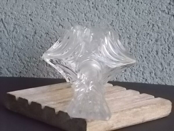 Flacon à Parfum, en verre moulé pressé taillé. Forme hexagonale, bouchon plat. Col et bouchon émerisé. Base étoilé.