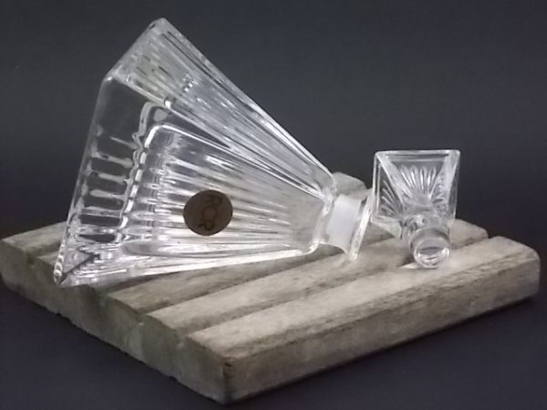 Flacon "Pyramide" en Cristal strié sur les quatre faces et le bouchon. De la maison Royal Crystal Rock. Made in Italie.