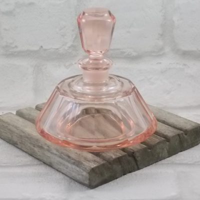 Flacon de toilette "Style Art Déco", en verre moulé Saumon. De forme conique à facettes. Made in Tchécoslovaquie.