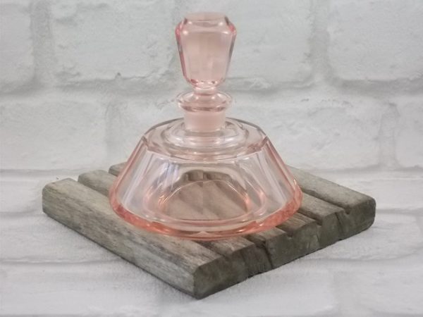 Flacon de toilette "Style Art Déco", en verre moulé Saumon. De forme conique à facettes. Made in Tchécoslovaquie.