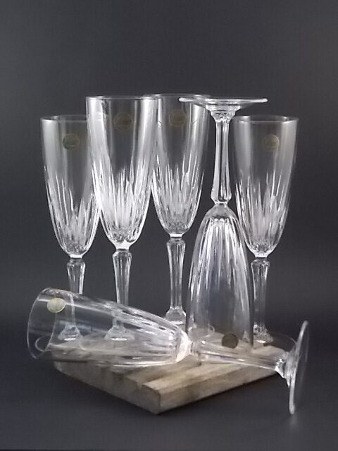 Flute à Champagne, modèle "Beauregard", en cristal taillé Palme, pied Balustre. Année 1970. De la Cristallerie Verrerie d'Arques