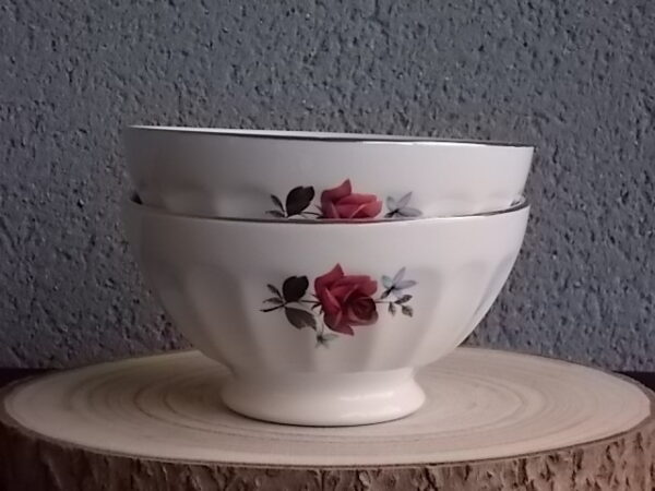 Grand bol à déjeuner sur piédouche et cotes plates, en faience fine Blanche à motif de Rose et fleurs Bleues. De Sarreguemines par Vercor.