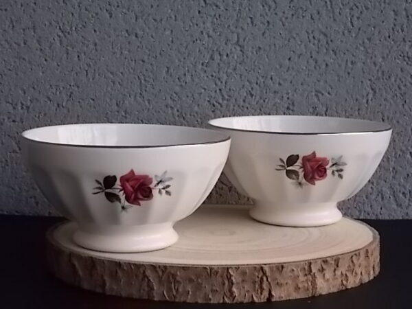 Grand bol à déjeuner sur piédouche et cotes plates, en faience fine Blanche à motif de Rose et fleurs Bleues. De Sarreguemines par Vercor.