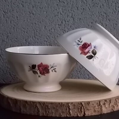 Grand bol à déjeuner sur piédouche et cotes plates, en faience fine Blanche à motif de Rose et fleurs Bleues. De Sarreguemines par Vercor.