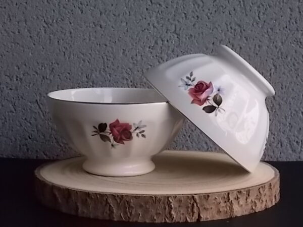 Grand bol à déjeuner sur piédouche et cotes plates, en faience fine Blanche à motif de Rose et fleurs Bleues. De Sarreguemines par Vercor.