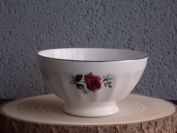 Grand bol à déjeuner sur piédouche et cotes plates, en faience fine Blanche à motif de Rose et fleurs Bleues. De Sarreguemines par Vercor.