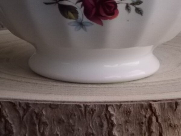 Grand bol à déjeuner sur piédouche et cotes plates, en faience fine Blanche à motif de Rose et fleurs Bleues. De Sarreguemines par Vercor.