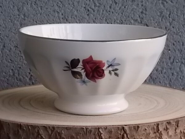 Grand bol à déjeuner sur piédouche et cotes plates, en faience fine Blanche à motif de Rose et fleurs Bleues. De Sarreguemines par Vercor.
