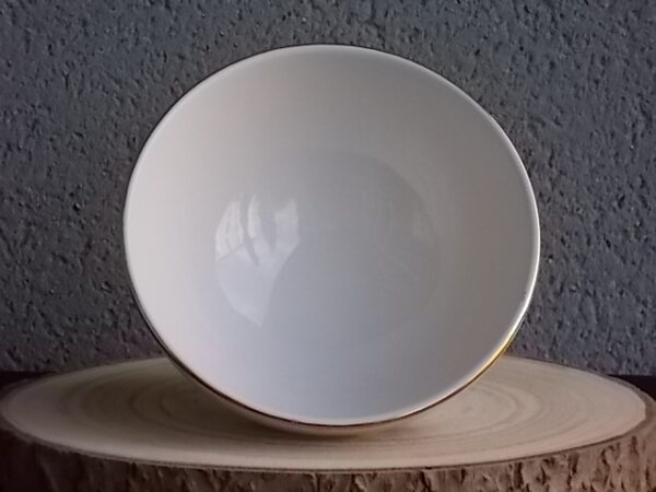 Grand bol à déjeuner sur piédouche et cotes plates, en faience fine Blanche à motif de Rose et fleurs Bleues. De Sarreguemines par Vercor.