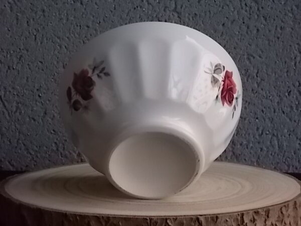 Grand bol à déjeuner sur piédouche et cotes plates, en faience fine Blanche à motif de Rose et fleurs Bleues. De Sarreguemines par Vercor.