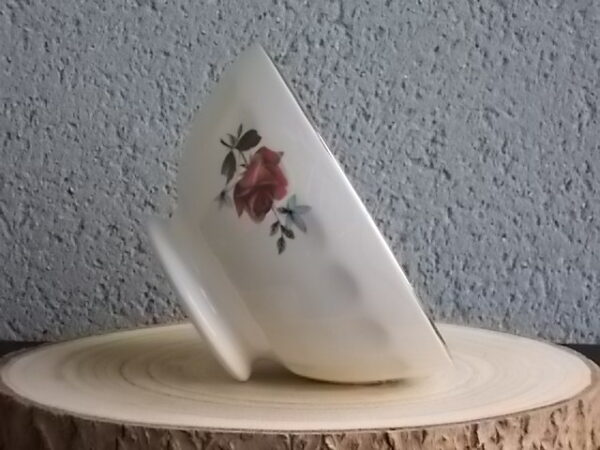 Grand bol à déjeuner sur piédouche et cotes plates, en faience fine Blanche à motif de Rose et fleurs Bleues. De Sarreguemines par Vercor.