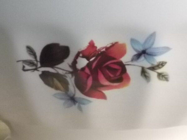 Grand bol à déjeuner sur piédouche et cotes plates, en faience fine Blanche à motif de Rose et fleurs Bleues. De Sarreguemines par Vercor.
