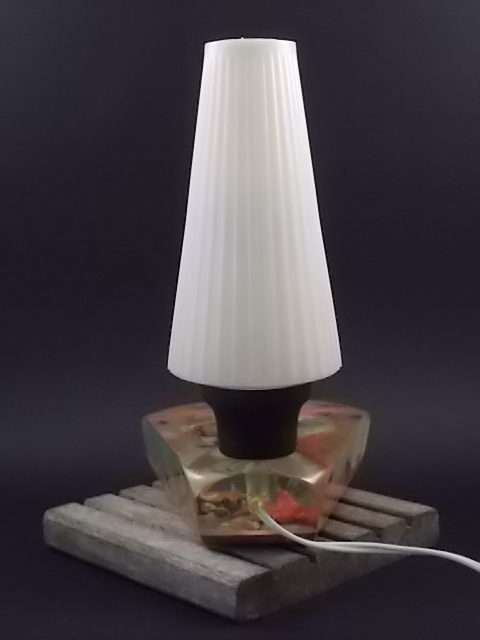Lampe de Chevet "Bord de Mer" en Résine avec inclusion de Coquillages. Année 70.