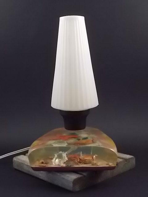 Lampe de Chevet "Bord de Mer" en Résine avec inclusion de Coquillages. Année 70.