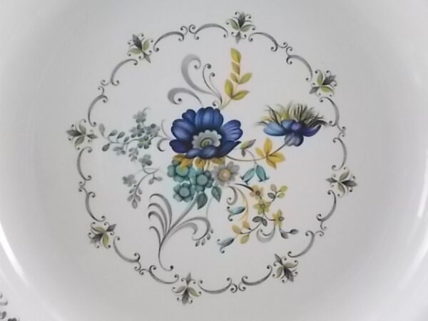 Légumier "Chaillot", en faïence Blanche à bordure festonnée . Décors floral et liseré en dorure. De la faïencerie Moulin des Loups Orchies