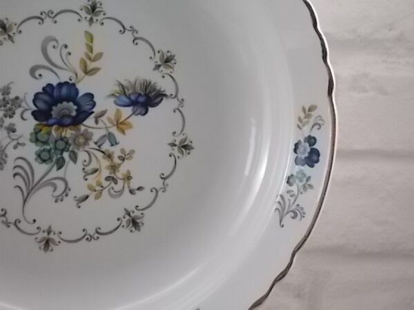 Légumier "Chaillot", en faïence Blanche à bordure festonnée . Décors floral et liseré en dorure. De la faïencerie Moulin des Loups Orchies