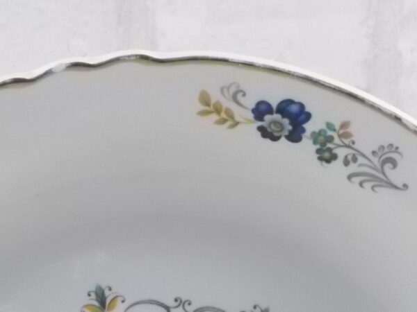 Légumier "Chaillot", en faïence Blanche à bordure festonnée . Décors floral et liseré en dorure. De la faïencerie Moulin des Loups Orchies