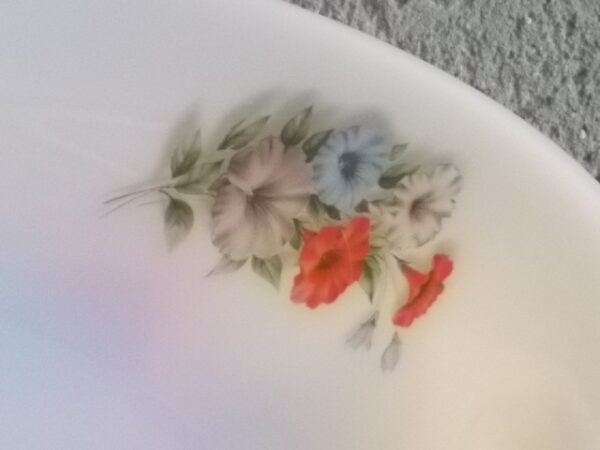 Légumier "Liseron", en verre Opale, à motif Floral. De la Marque Arcopal France