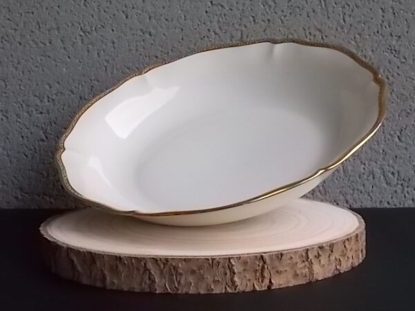 Légumier "Or", en porcelaine Blanche, à bordure chantournée. Décors de frise en dorure. De l' Ancienne Fabrique Royale Limoges France.