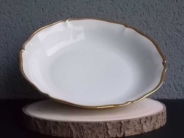 Légumier "Or", en porcelaine Blanche, à bordure chantournée. Décors de frise en dorure. De l' Ancienne Fabrique Royale Limoges France.