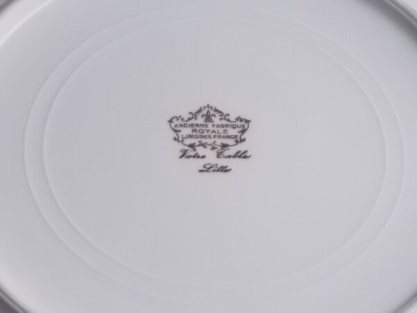 Légumier "Or", en porcelaine Blanche, à bordure chantournée. Décors de frise en dorure. De l' Ancienne Fabrique Royale Limoges France.