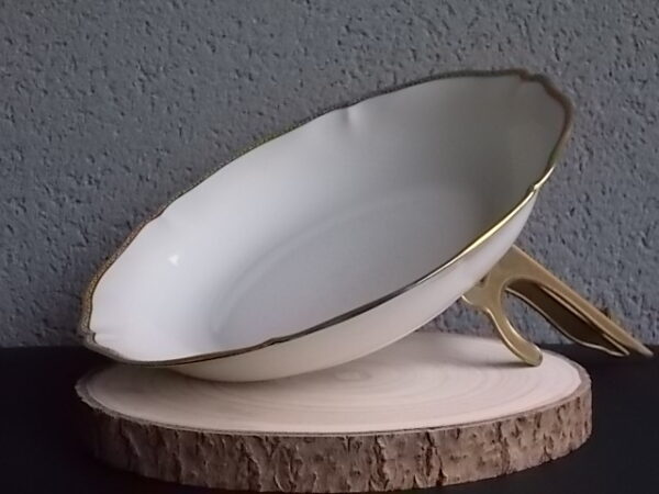 Légumier "Or", en porcelaine Blanche, à bordure chantournée. Décors de frise en dorure. De l' Ancienne Fabrique Royale Limoges France.