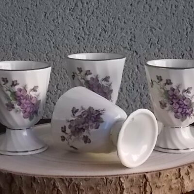 Mazagran, en porcelaine Blanche torsadé. Décors "Bouquet de Violettes", et liseré en dorure. De CD Véritable Porcelaine