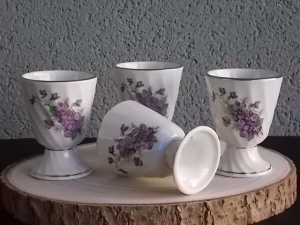 Mazagran, en porcelaine Blanche torsadé. Décors "Bouquet de Violettes", et liseré en dorure. De CD Véritable Porcelaine