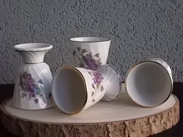 Mazagran, en porcelaine Blanche torsadé. Décors "Bouquet de Violettes", et liseré en dorure. De CD Véritable Porcelaine