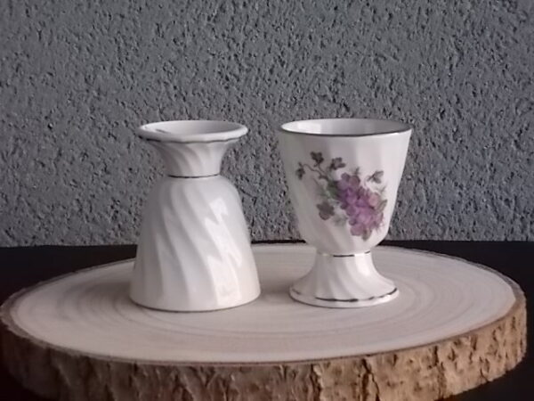 Mazagran, en porcelaine Blanche torsadé. Décors "Bouquet de Violettes", et liseré en dorure. De CD Véritable Porcelaine