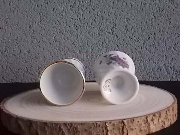 Mazagran, en porcelaine Blanche torsadé. Décors "Bouquet de Violettes", et liseré en dorure. De CD Véritable Porcelaine