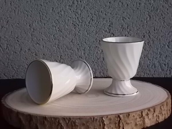 Mazagran, en porcelaine Blanche torsadé. Décors "Bouquet de Violettes", et liseré en dorure. De CD Véritable Porcelaine