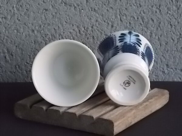 Mazagran "Palma", en porcelaine Blanche. Motif de fleurs graphique Bleu. De la faïencerie de L. Marin - Laflèche