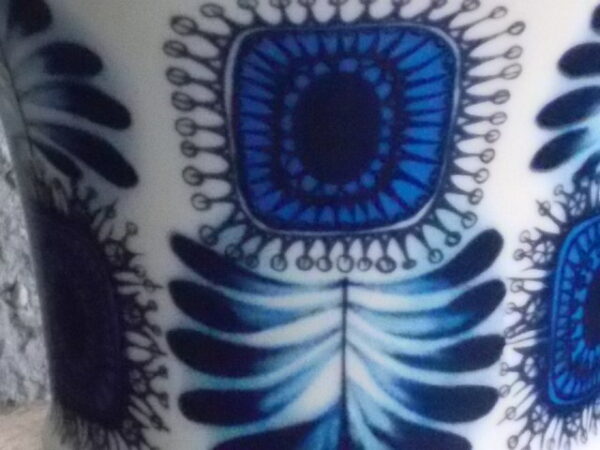 Mazagran "Palma", en porcelaine Blanche. Motif de fleurs graphique Bleu. De la faïencerie de L. Marin - Laflèche