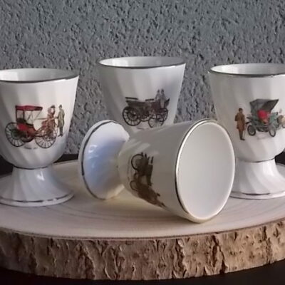 Mazagran, en porcelaine Blanche torsadé. Décors "Voitures Anciennes", et liseré en dorure. De CD Véritable Porcelaine