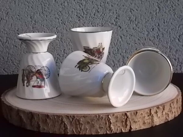 Mazagran, en porcelaine Blanche torsadé. Décors "Voitures Anciennes", et liseré en dorure. De CD Véritable Porcelaine