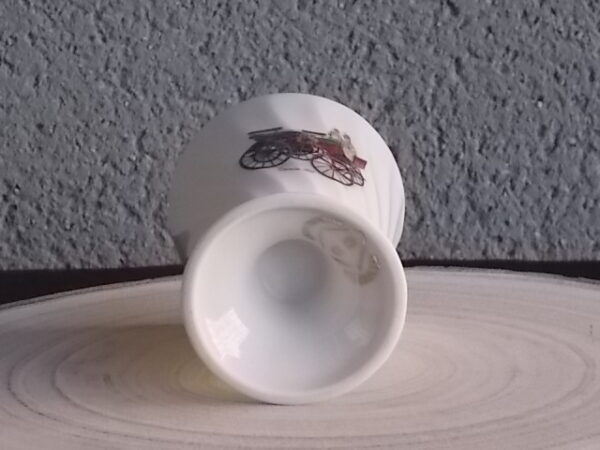Mazagran, en porcelaine Blanche torsadé. Décors "Voitures Anciennes", et liseré en dorure. De CD Véritable Porcelaine