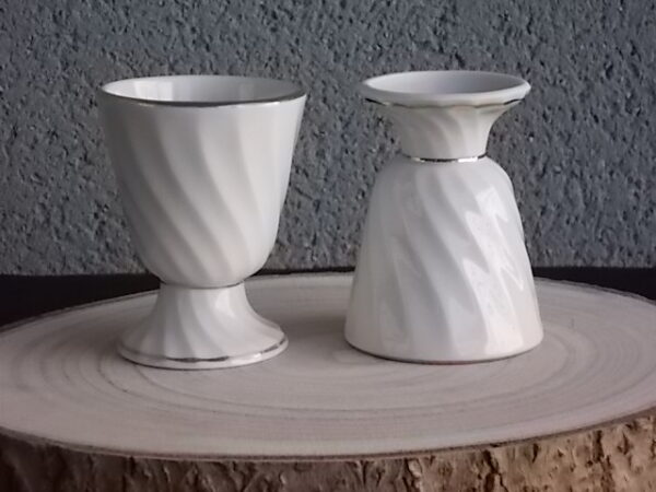 Mazagran, en porcelaine Blanche torsadé. Décors "Voitures Anciennes", et liseré en dorure. De CD Véritable Porcelaine