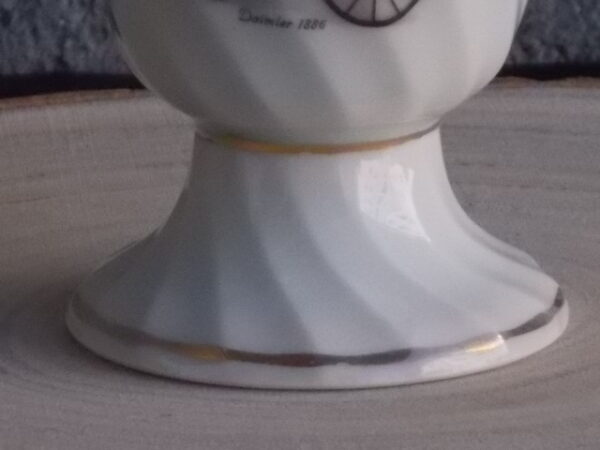 Mazagran, en porcelaine Blanche torsadé. Décors "Voitures Anciennes", et liseré en dorure. De CD Véritable Porcelaine