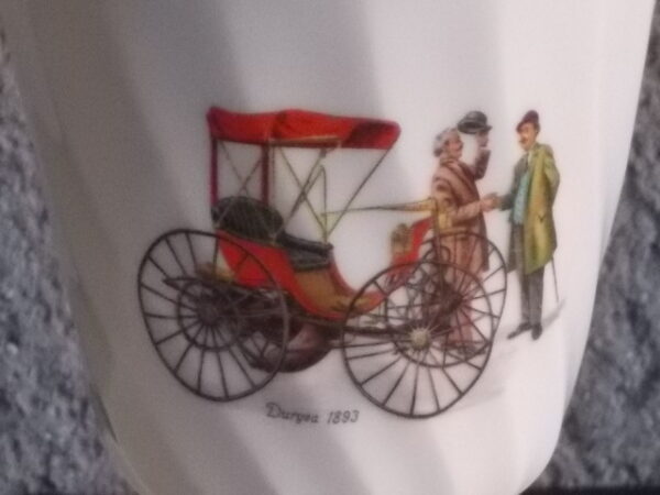 Mazagran, en porcelaine Blanche torsadé. Décors "Voitures Anciennes", et liseré en dorure. De CD Véritable Porcelaine