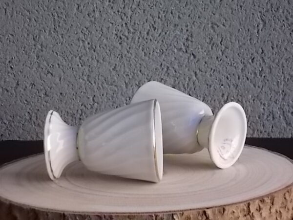 Mazagran, en porcelaine Blanche torsadé. Décors "Voitures Anciennes", et liseré en dorure. De CD Véritable Porcelaine