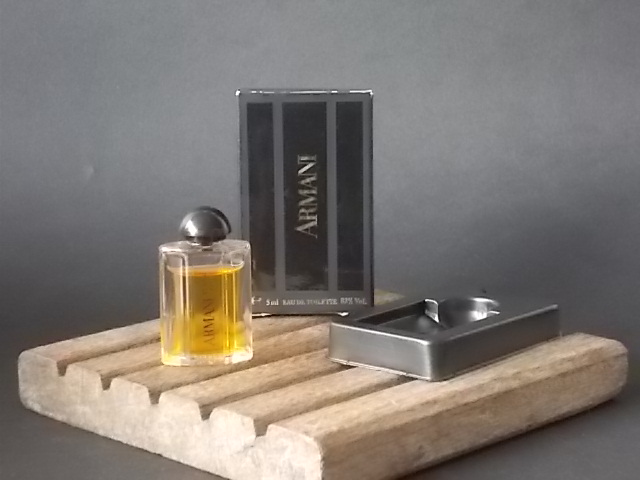 Armani, miniature EdT 5 ml de Giorgio Armani, avec sa boite. Parfum créé en 1981. De la maison Giorgio Armani.
