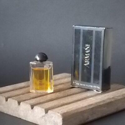 Armani, miniature EdT 5 ml de Giorgio Armani, avec sa boite. Parfum créé en 1981. De la maison Giorgio Armani.