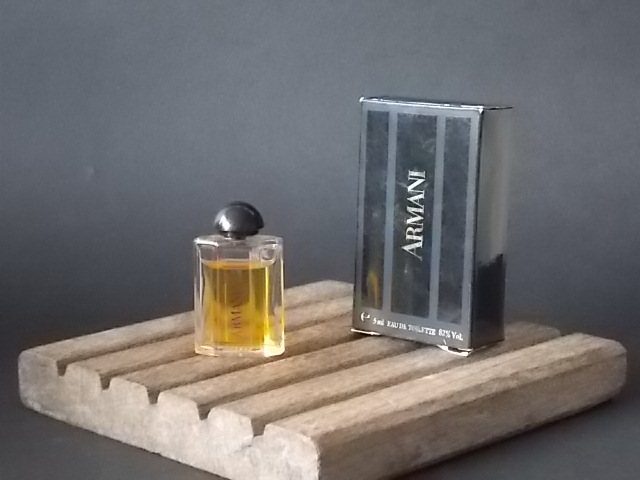 Armani, miniature EdT 5 ml de Giorgio Armani, avec sa boite. Parfum créé en 1981. De la maison Giorgio Armani.