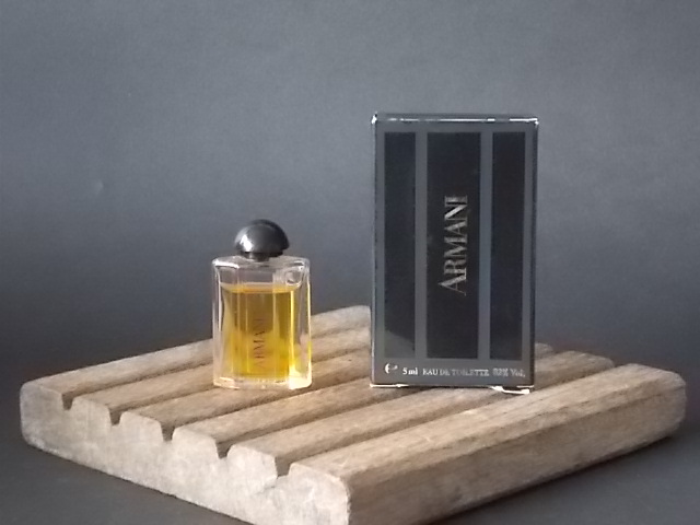 Armani, miniature EdT 5 ml de Giorgio Armani, avec sa boite. Parfum créé en 1981. De la maison Giorgio Armani.